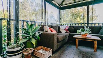 Smart TV, fireplace, ping pong, toys