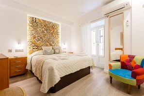 Tabla de planchar con plancha, wifi gratis, ropa de cama