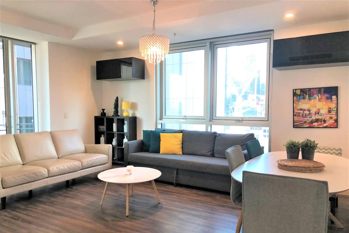 Apartamento City, 2 habitaciones, vistas a la ciudad | Zona de estar | Una televisión de pantalla plana