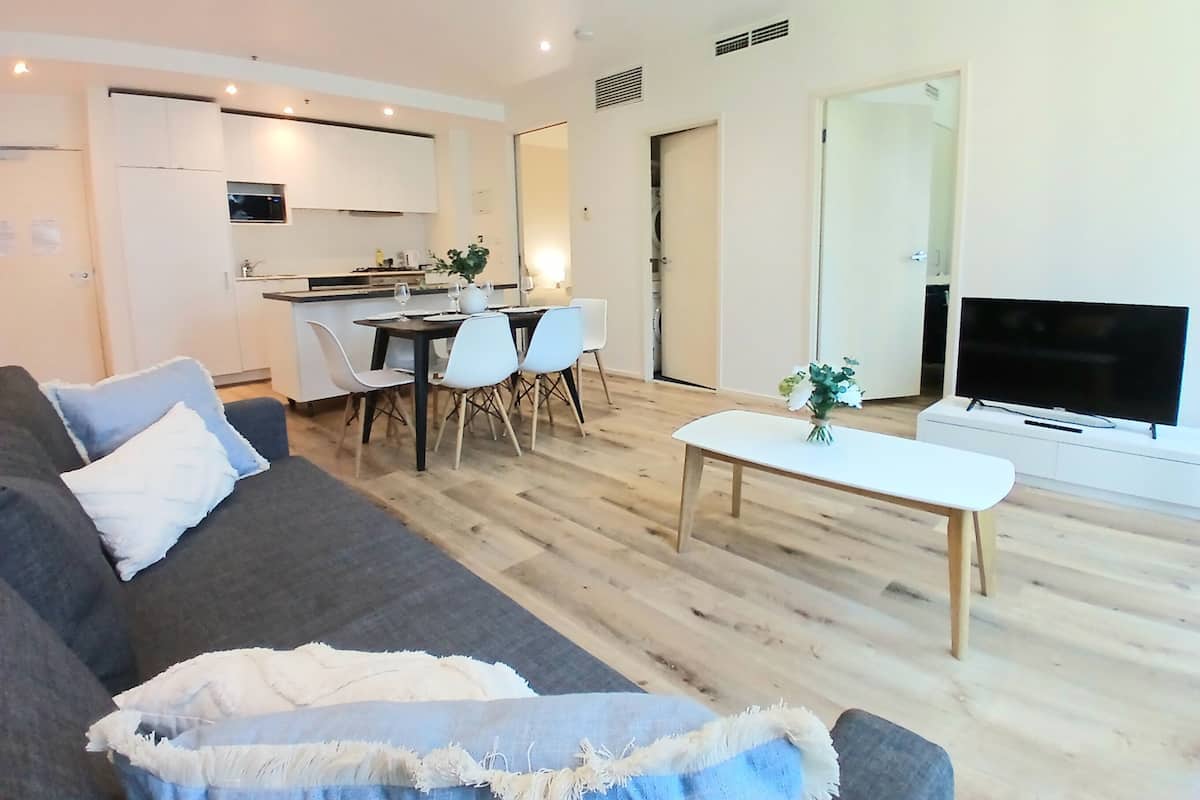 Apartamento Business, 2 habitaciones, vistas a la ciudad | Zona de estar | Una televisión de pantalla plana