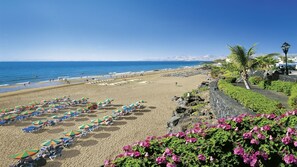 Playa en los alrededores y toallas de playa