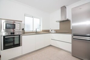 Wasserkocher mit Kaffee-/Teezubehör, Kühlschrank, Mikrowelle, Ofen