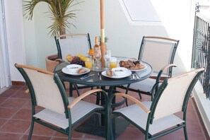 Outdoor dining - Rooms & Suites Terrace 4D - Luxury penthouse very close to El Charco San Ginés (Arrecife)