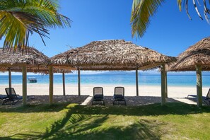 位於海灘上、白沙、躺椅、海灘浴巾