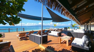 AuĂenpool, Sonnenschirme, LiegestĂŒhle