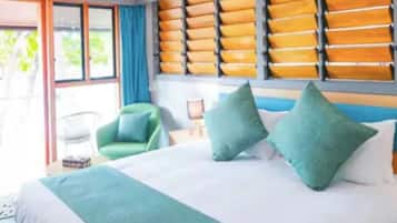 Chambre Double Deluxe (Beachfront Bure) | Minibar, coffres-forts dans les chambres, bureau