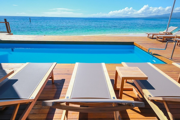 Utendørsbasseng, bassengparasoller og solsenger