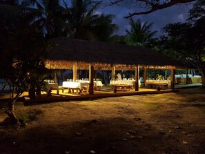 供應早餐、午餐和晚餐，當地和國際料理