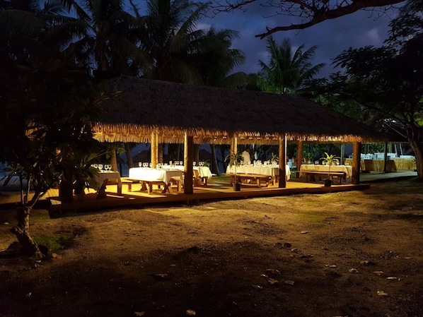 Breakfast, lunch, dinner served; local and international cuisine