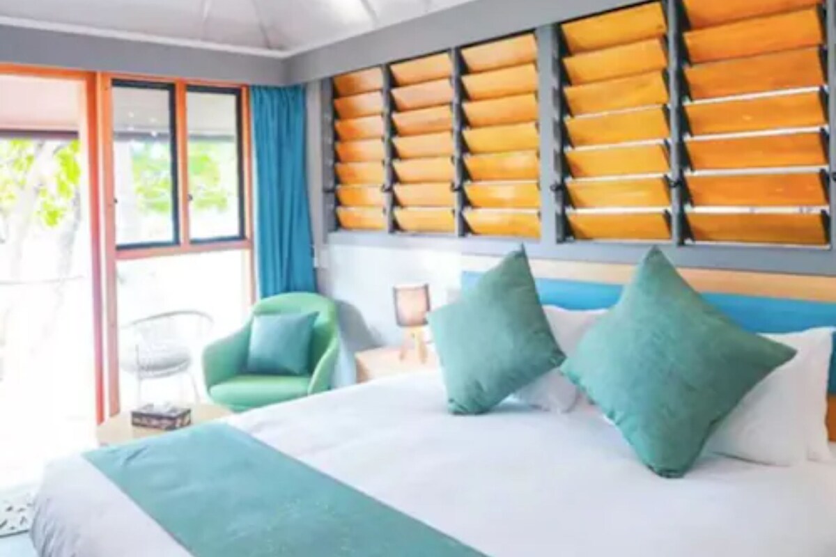 Bar mini, peti besi dalam bilik, meja, ruang kerja komputer riba 