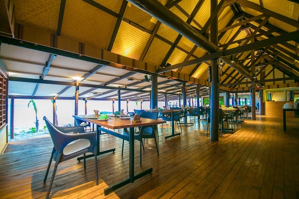 Kahvaltı ve öğle yemeği sunulur, yerel ve uluslararası mutfak