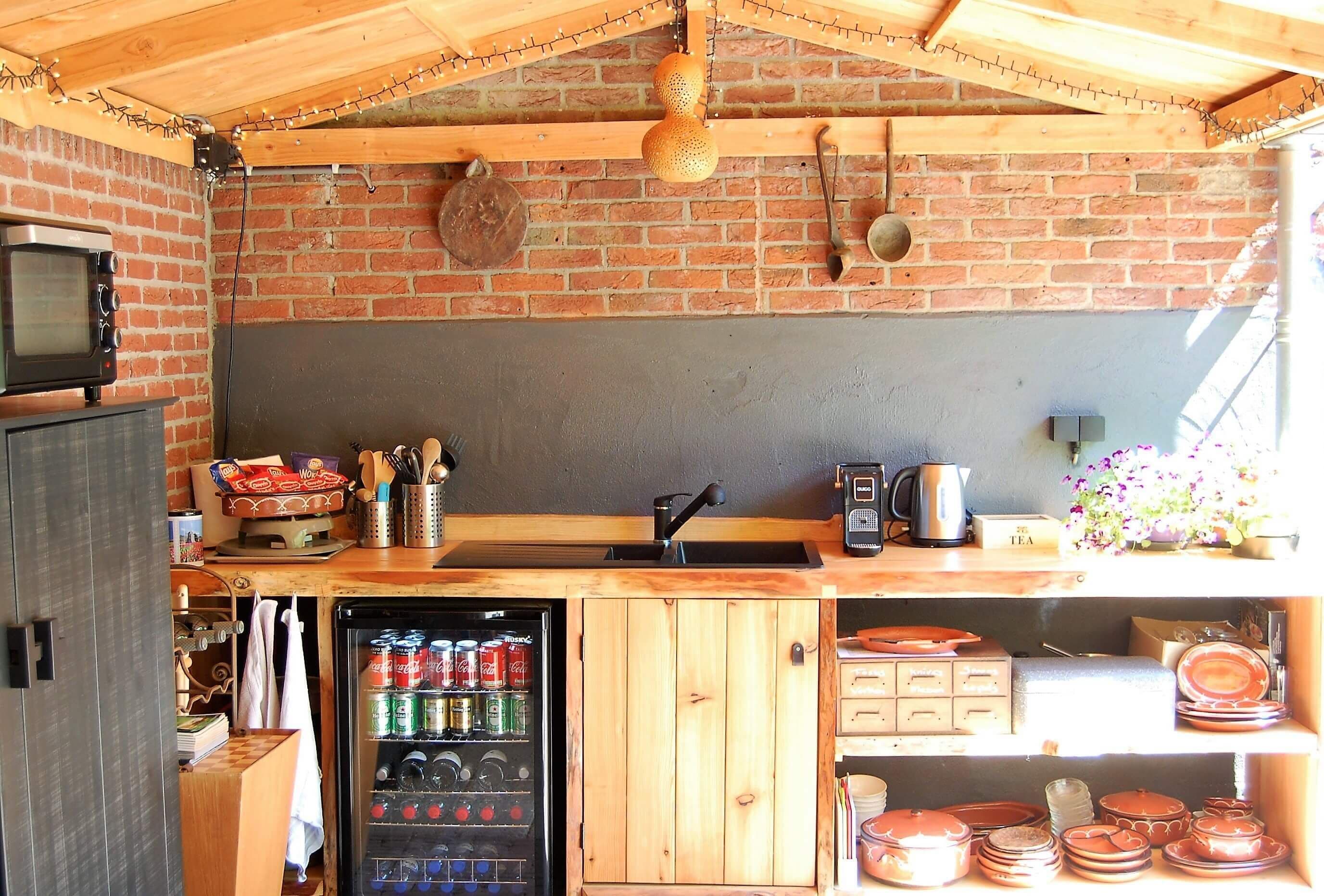 Een koelkast, een magnetron, een kookplaat