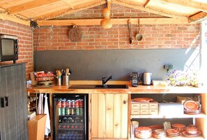 Kühlschrank, Mikrowelle, Herdplatte, Wasserkocher mit Kaffee-/Teezubehör