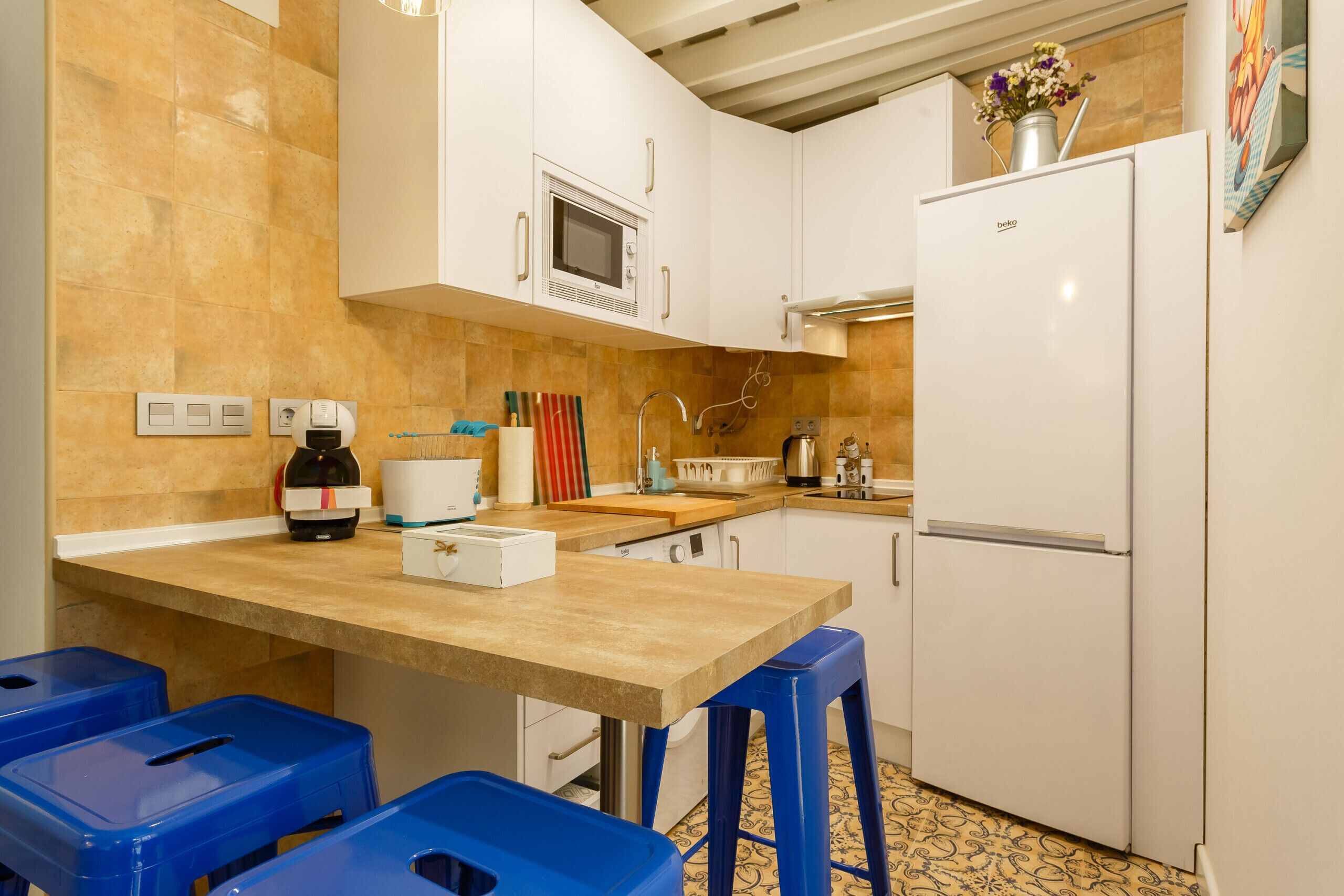 Kylskåp, mikrovågsugn, kaffe- och tebryggare och vattenkokare