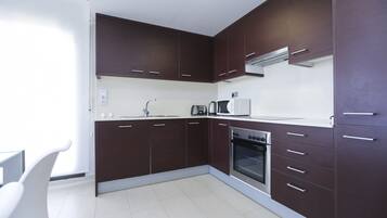 Een koelkast, een microgolfoven, een oven, een vaatwasser