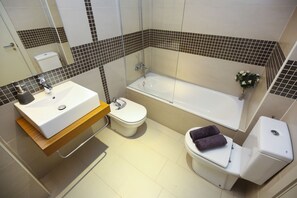 Bathtub, towels - TROPICANA - Penthouse Sea View - Communal Pool (Cambrils)