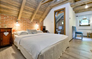 5 bedrooms, travel cot, free WiFi, bed sheets - 5 bedroom awesome home in Novi Marof (Novi Marof)