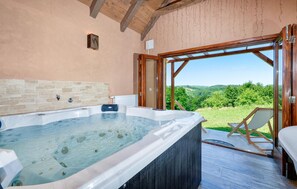 Bañera de hidromasaje cubierta