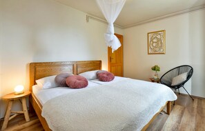 2 chambres, coffres-forts dans les chambres, lit parapluie
