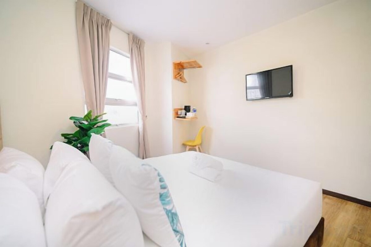 Iron/ironing board, WiFi (free), bed sheets
