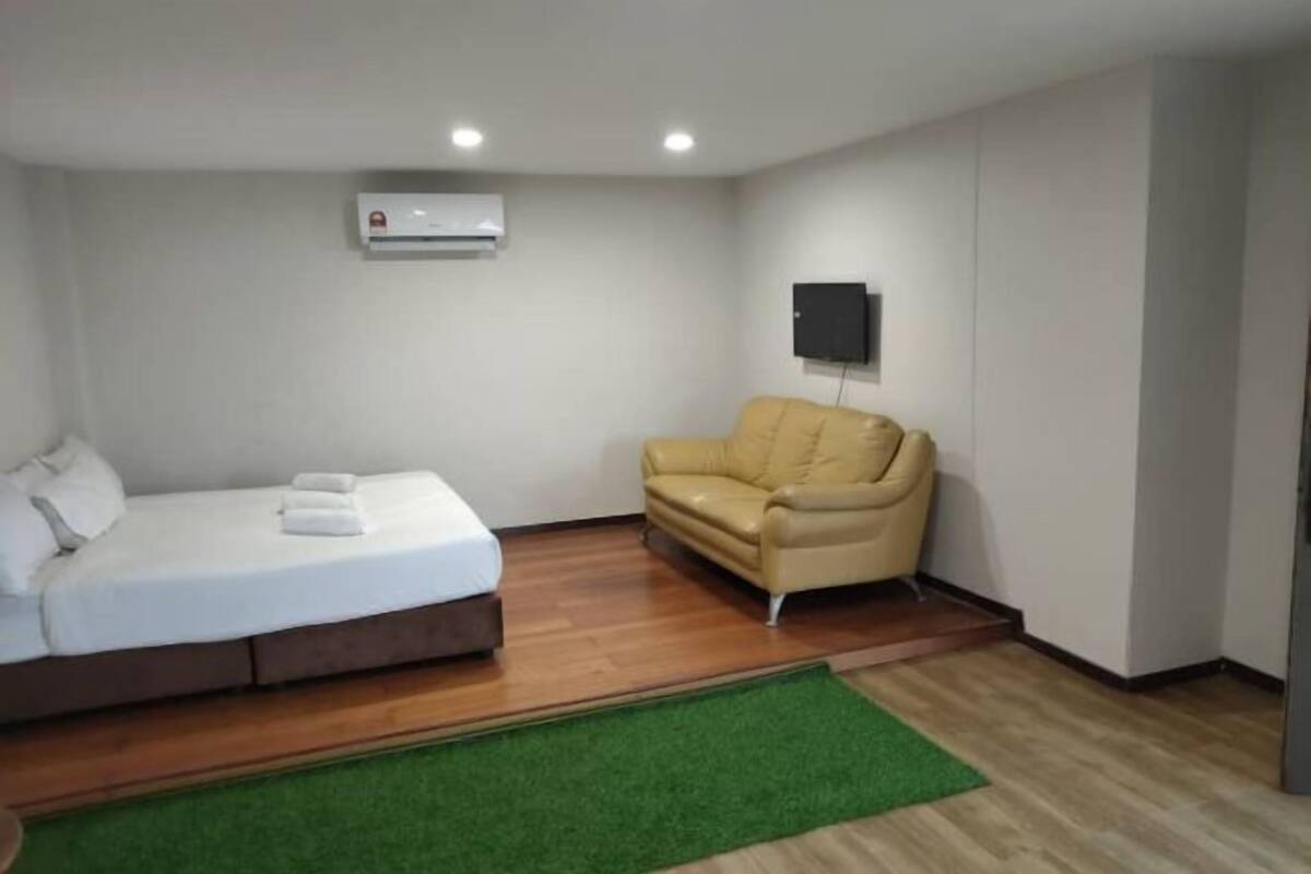 Tabla de planchar con plancha, wifi gratis y ropa de cama