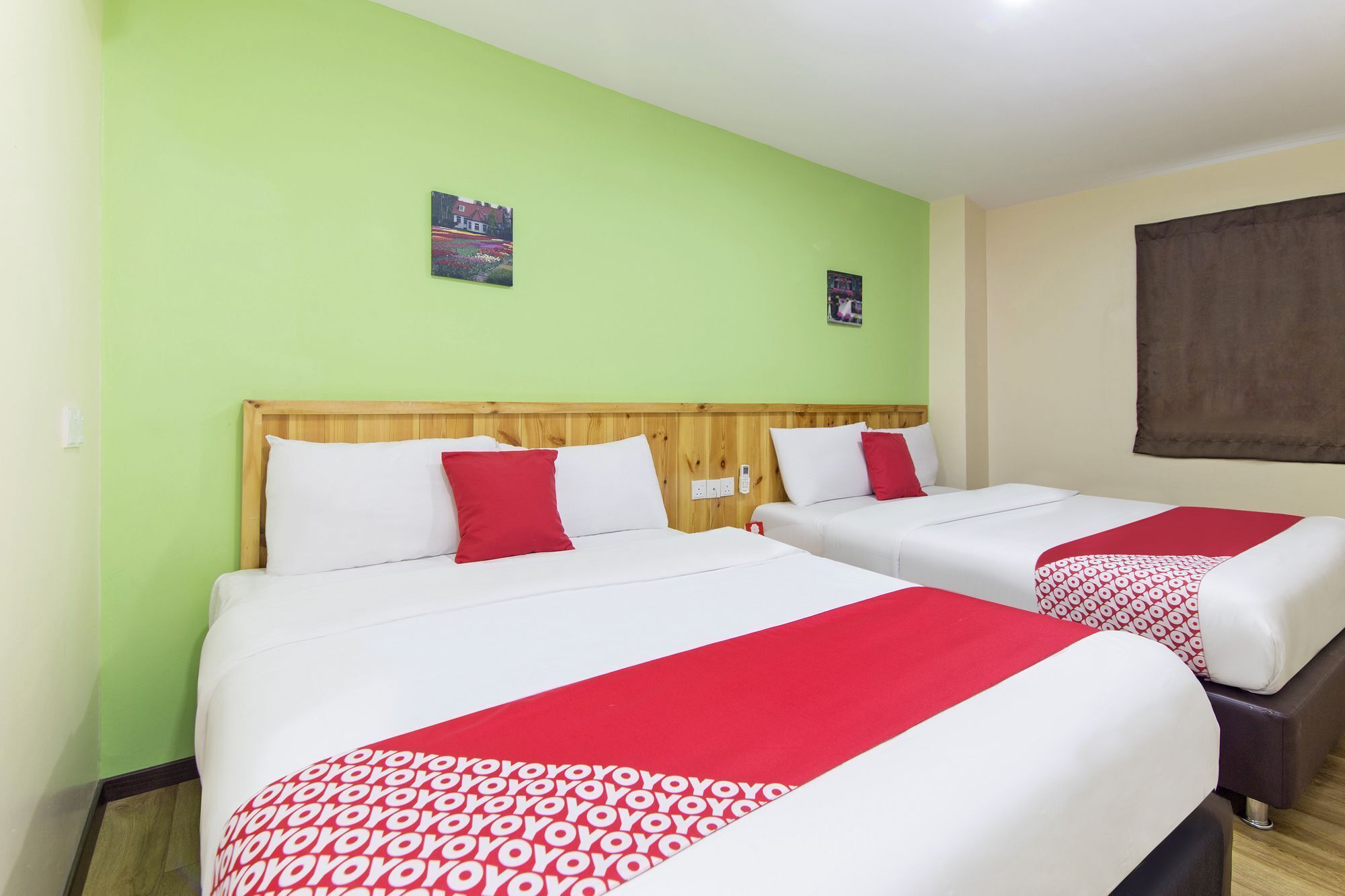 Tabla de planchar con plancha, wifi gratis y ropa de cama 