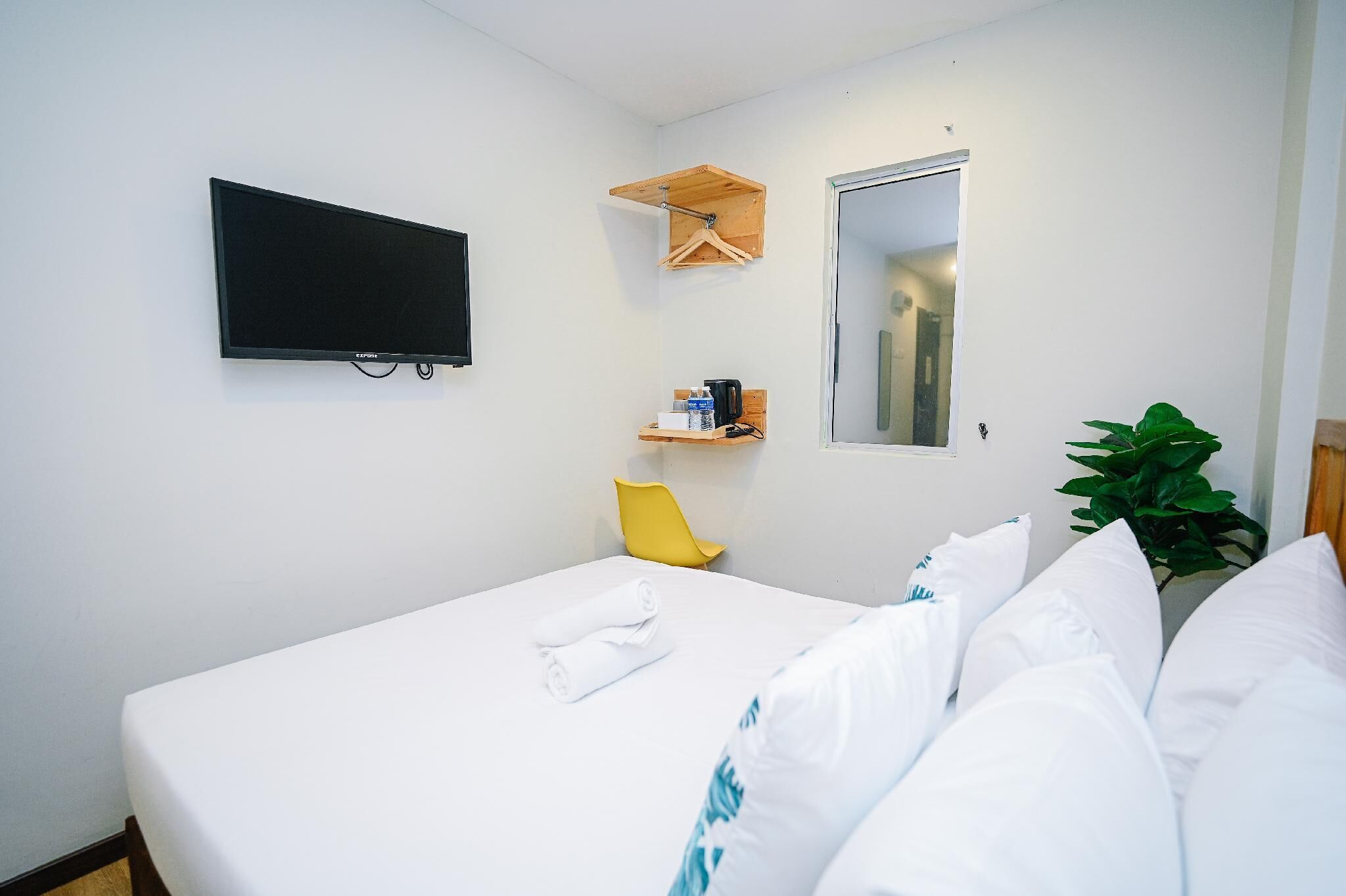 Iron/ironing board, free WiFi, bed sheets