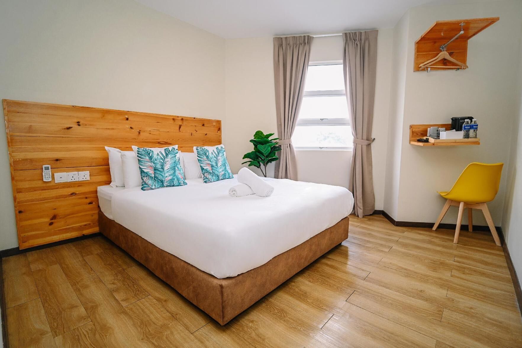 Tabla de planchar con plancha, wifi gratis y ropa de cama 