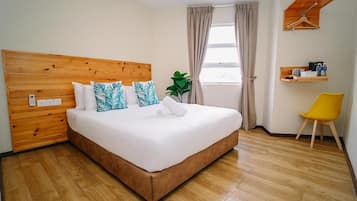 Tabla de planchar con plancha, wifi gratis y ropa de cama
