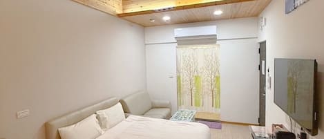 Standard Quadruple Room | Desk, soundproofing, free WiFi, bed sheets