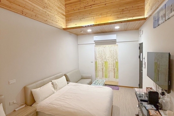 Desk, soundproofing, free WiFi, bed sheets