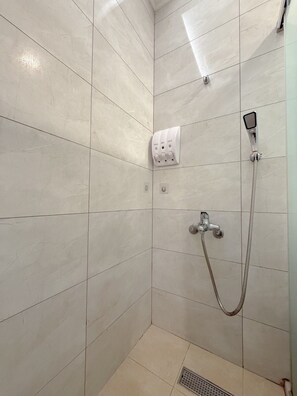 Chambre Deluxe, Plusieurs lits, en mezzanine | Salle de bain | Douche, douche cascade, séchoir à cheveux, pantoufles