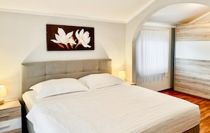 4 bedrooms, travel crib, free WiFi, bed sheets