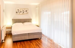 4 bedrooms, travel cot, free WiFi, bed sheets - Stunning home in Suhovare (Suhovare)