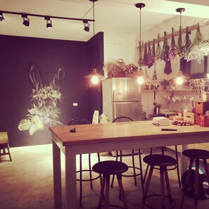 Ropa de cama de alta calidad, escritorio, wifi gratis y ropa de cama