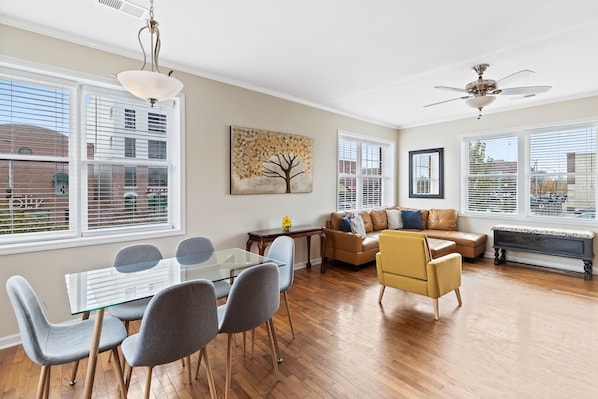 Télévision, lecteur de DVD, livres