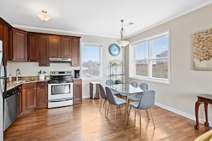Fridge, microwave, oven, stovetop - Prime location! Downtown Auburn 2 bedroom open concept Apartment (Auburn)