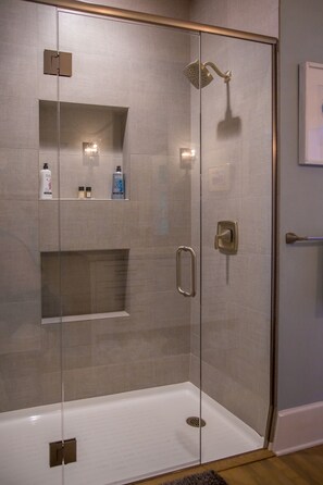 淋浴設備、風筒、提供毛巾、番梘