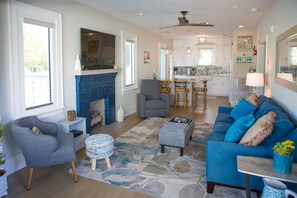 TV, books, music library, stereo