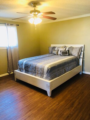 3 Schlafzimmer, Schreibtisch, Bügeleisen/Bügelbrett, kostenloses WLAN