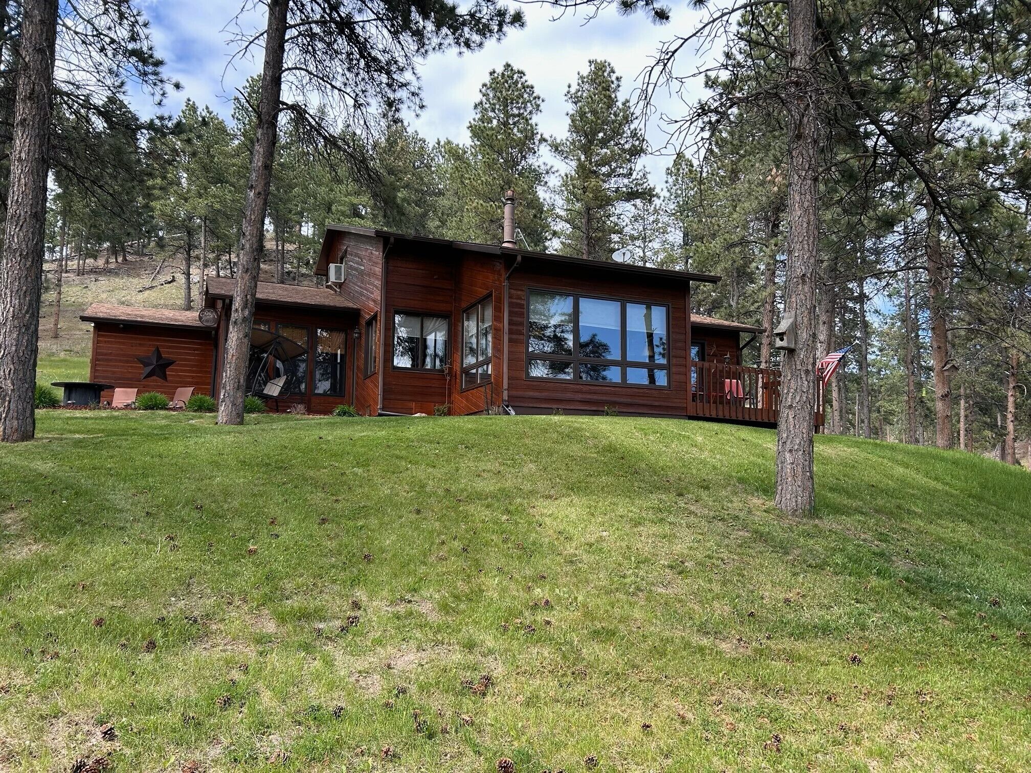 Mount Rushmore 9 miles, Hill City 3 miles!  Sleeps 6