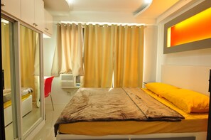 豪華公寓客房, 1 間臥室, 廚房 | 1 間睡房、書桌、遮光窗簾/窗簾、熨斗/熨衫板