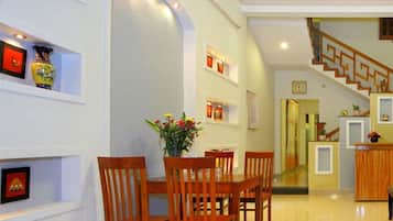 Menyajikan masakan lokal