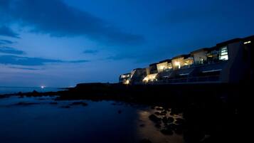 Fasade โ kveld/natt