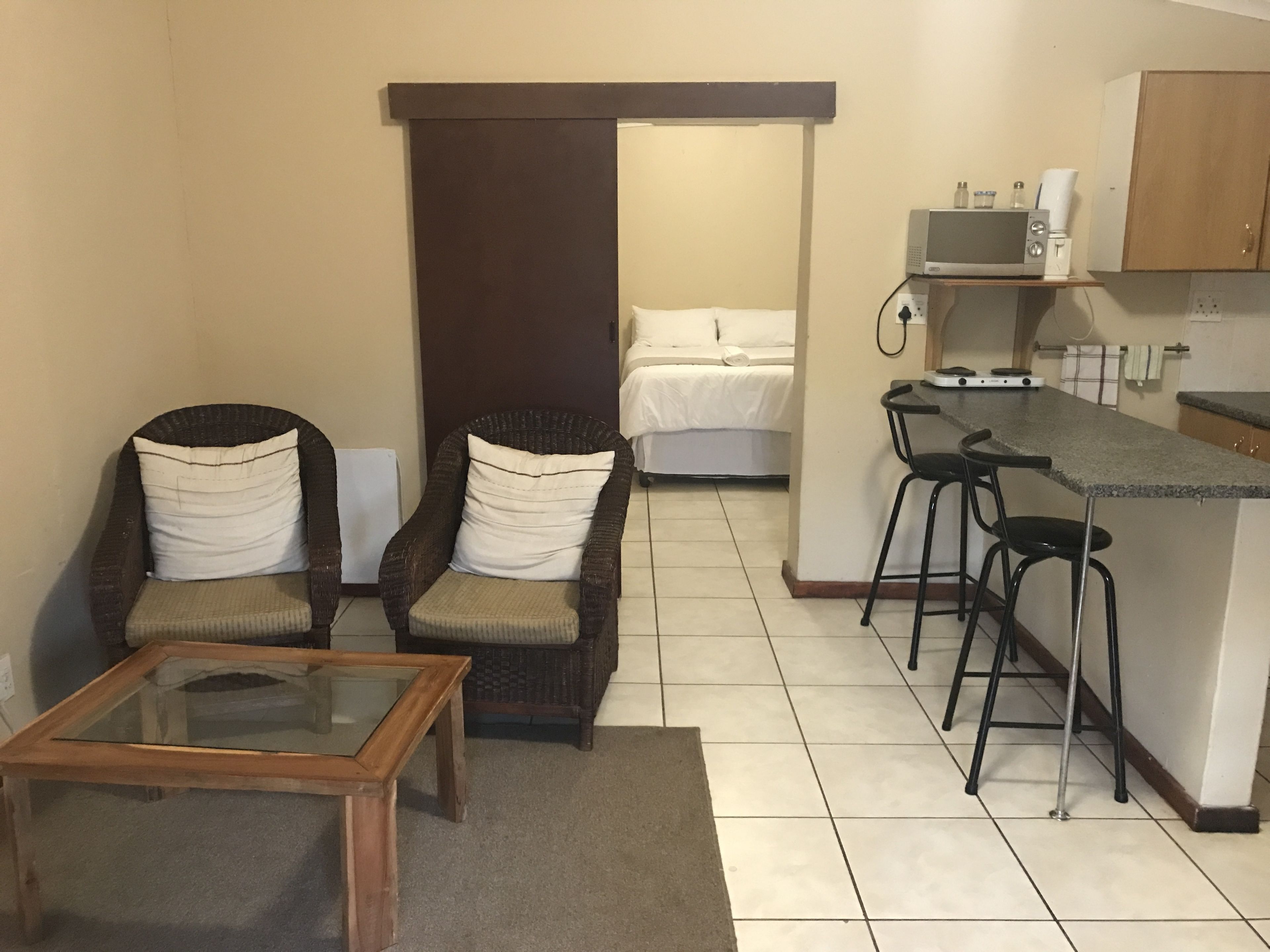 Flatskjerm-TV og peis