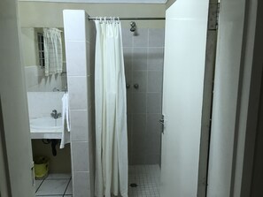 Shower, free toiletries, towels - Our Place (Louis Trichardt)