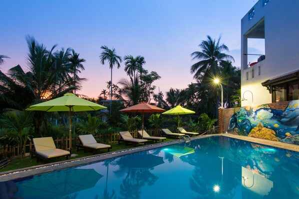 Outdoor pool, pool umbrellas, pool loungers - Vinh Trinh Villa Hoi An (Hoi An)
