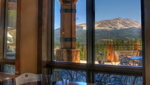 Un restaurant doté de grandes fenêtres donnant sur les montagnes.