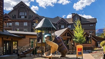 Área de juegos infantiles al aire libre