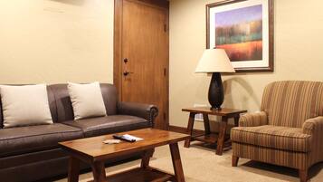 Grand Lodge Peak 7 Suite | In-room safe, iron/ironing board, free WiFi, bed sheets